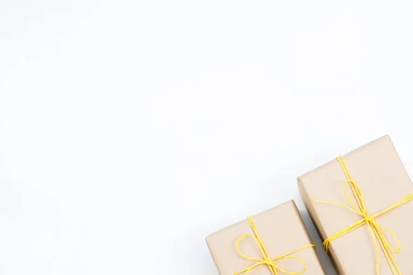 Holiday jelen ajándék doboz kézműves csomag fehér — Stock Fotó