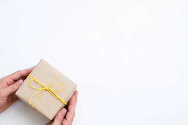 Holiday närvarande craft gåva festliga inslagna paketet — Stockfoto