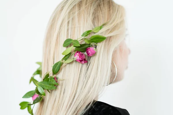 Acconciatura creativa romantico acconciatura flora accessorio — Foto Stock