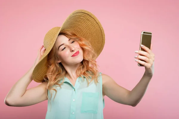 Autofoto adoración mujer elegante móvil foto tendencias —  Fotos de Stock