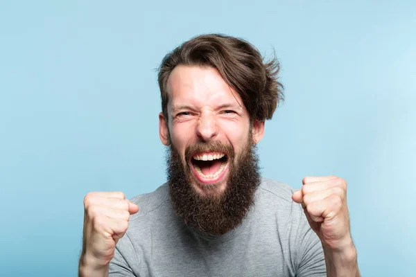 Ja Erfolg enthusiastischer berauschter Mann schreit — Stockfoto