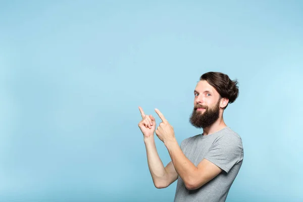 Mann zeigt linke Hände Hipster bärtige Werbung — Stockfoto