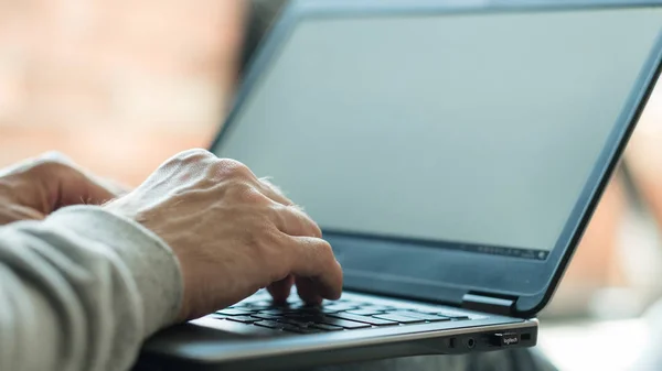 Goederen browsen kopen online man hand laptop toetsenbord — Stockfoto