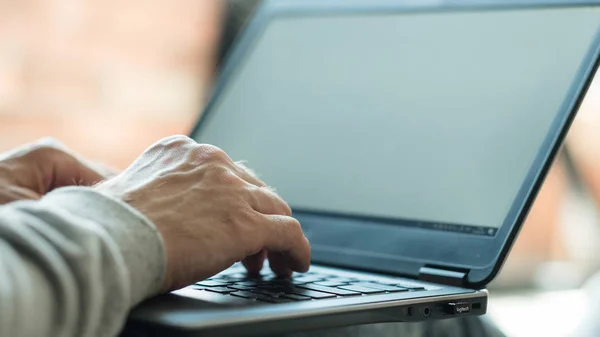 Mercancías navegación comprar en línea hombre mano portátil teclado — Foto de Stock