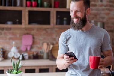 yaşam tarzı aygıt bağımlılığı adam mutfak telefon Kupası