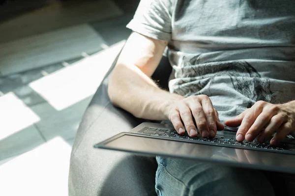 Virtuell assistent frilans jobb man typ laptop — Stockfoto