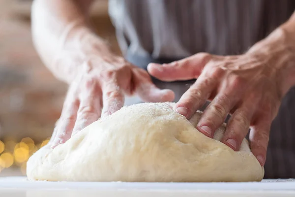 Baker kurz jídlo připravuje třídy člověk rukama těsto — Stock fotografie