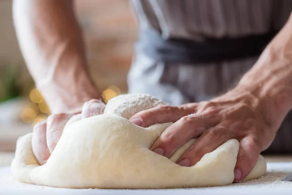 Pečení chleba recept jídlo připravit rukou Uhněteme těsto — Stock fotografie