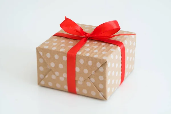 Nytt år närvarande gåva rutan craft paketet rött band — Stockfoto