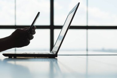 QR kod yetkilendirme adam tarama laptop perde telefon
