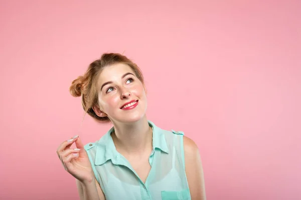 Sorrindo menina olhando para cima espaço vazio publicidade — Fotografia de Stock