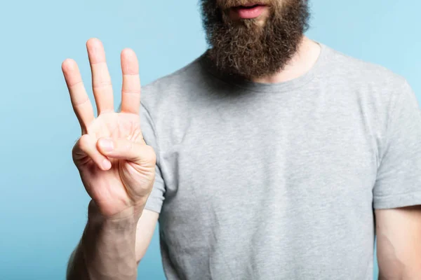 Barbudo hombre mostrar mano número tres cuenta gesto — Foto de Stock