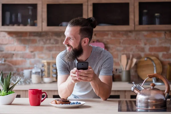 Ocio ocioso adicción hombre teléfono cocina desayuno —  Fotos de Stock