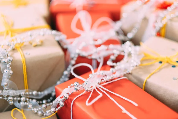 Nya året bakgrund present box silver pärla inredning — Stockfoto