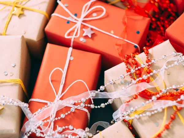 Fondo de vacaciones caja de regalo roja decoración de cuentas de plata —  Fotos de Stock