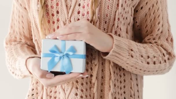 Niña mantenga regalo azul regalo caja recompensa masculina — Vídeos de Stock