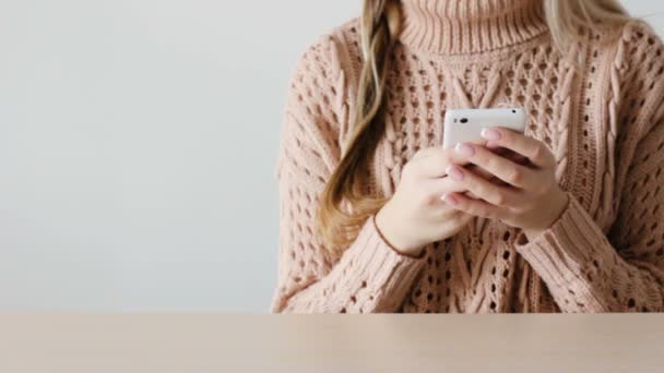 Online ajándék vásárlás nő vesz szállítási telefon — Stock videók