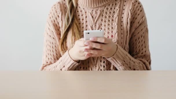 Consumismo mujer comprar entrega en línea tienda de teléfonos — Vídeos de Stock