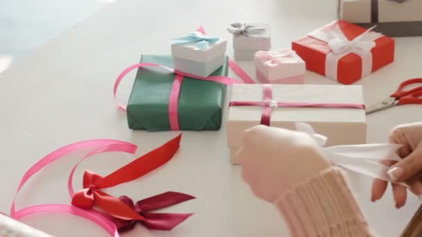 Avvolgere ragazza decorare regalo vacanza preparazione arco — Video Stock