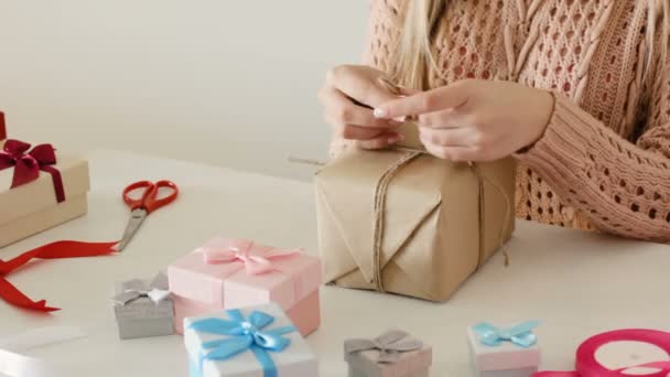 Confezione regalo business negozio online consegna donna — Video Stock