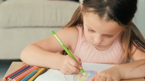 Criança pintura hobby arte criança lazer menina desenho — Vídeo de Stock