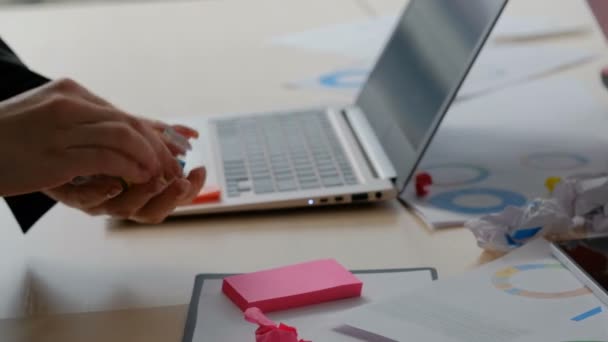 Chaotisch überladenen Büro Arbeitsplatz Reinigung — Stockvideo