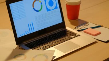 Son gün adam müjde işyerinde bir dizüstü bilgisayar kapatmak açmak