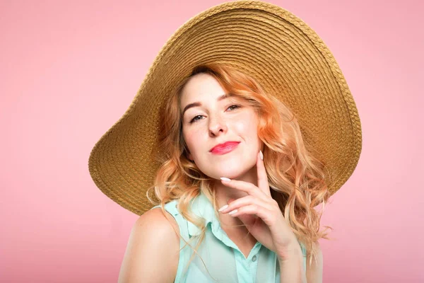 Šťastná žena radost klobouk letní móda — Stock fotografie