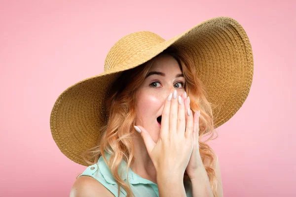 Asombrado cara sonriente alegre mujer cubrir boca manos —  Fotos de Stock