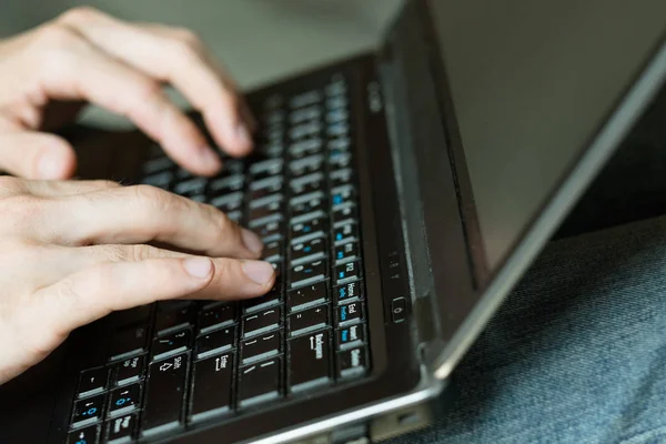 Frilansande remote jobb internet laptop man händerna — Stockfoto