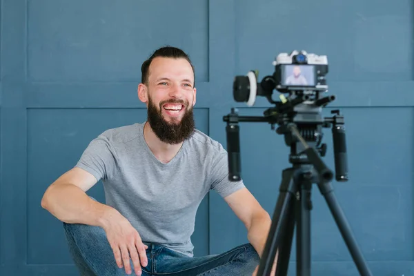 Vlog frilansande man skjuter video innehåll kameran — Stockfoto