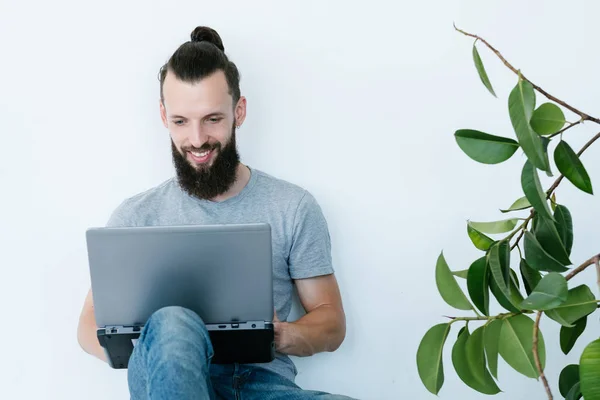 Hombre de negocios en línea trabajo remoto portátil freelance —  Fotos de Stock