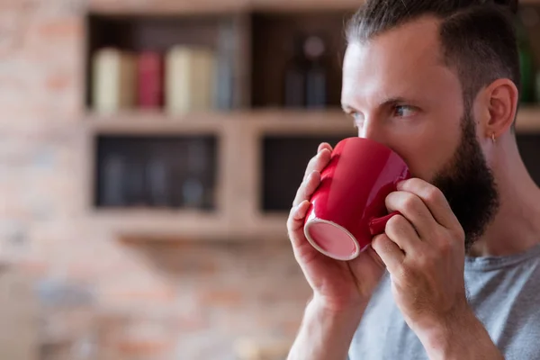 Koffie theepauze ontspannen gewoonte drankje man rode mok — Stockfoto