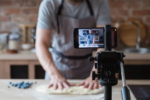 Panadero en línea clase de entrenamiento hombre disparar video teléfono —  Fotos de Stock