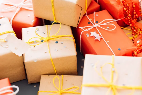 Regalo regalo regalo caja artesanal papel rojo selección — Foto de Stock