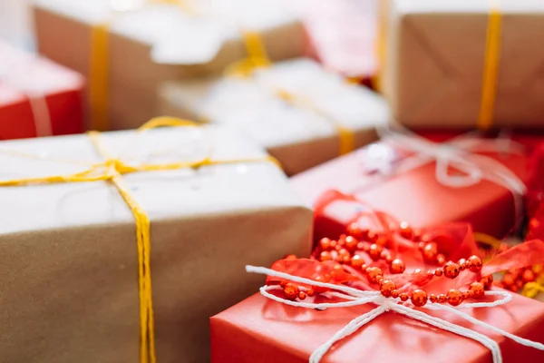 Feriado natal ano novo presente caixa de presente vermelho — Fotografia de Stock