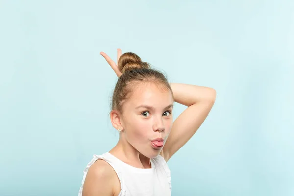 Engraçado brincalhão despreocupado criança menina monkeying ao redor — Fotografia de Stock