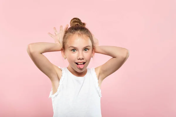 Αστείο, παιχνιδιάρικο κορίτσι ξέγνοιαστες faking αυτιά να palm σύκο — Φωτογραφία Αρχείου