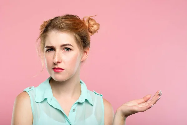 Sospechosa dudosa mujer levantar la frente cogida de la mano — Foto de Stock