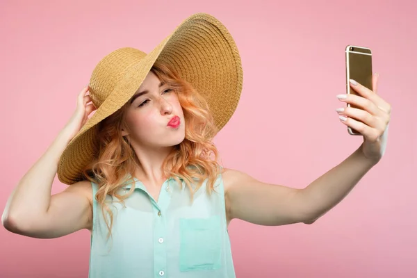 Rede social selfie blogger revisão chapéu de sol menina — Fotografia de Stock