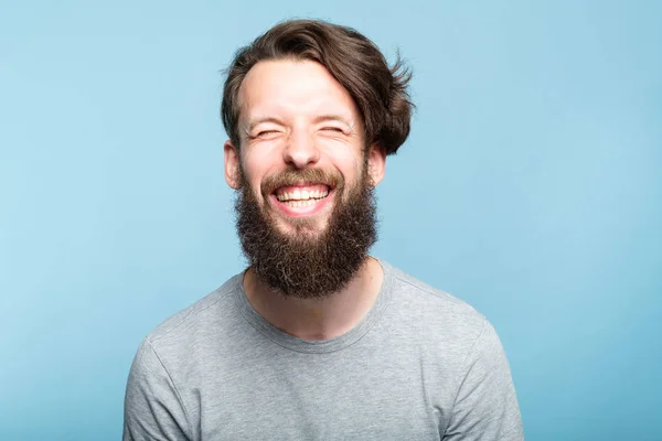 Glück Genuss Lachen bärtigen erheiterten Mann — Stockfoto