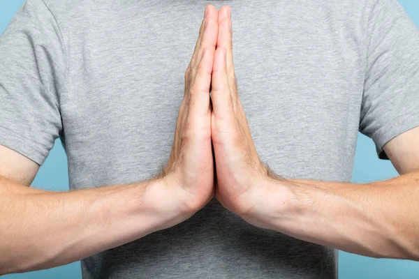 Namaste mudra yoga mannen händerna hälsning gest — Stockfoto