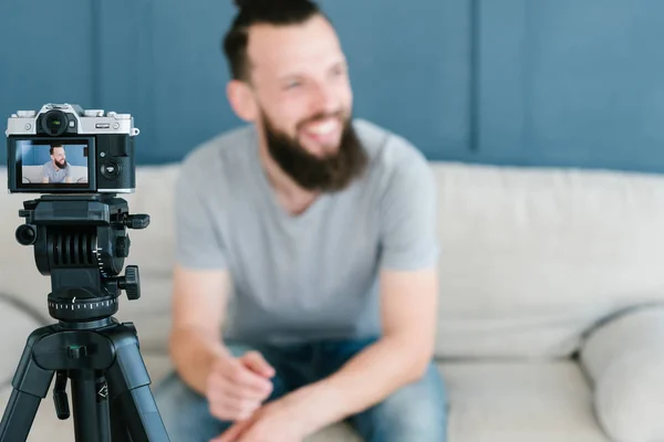 Vlog man videofilmar skapa innehåll kamera — Stockfoto