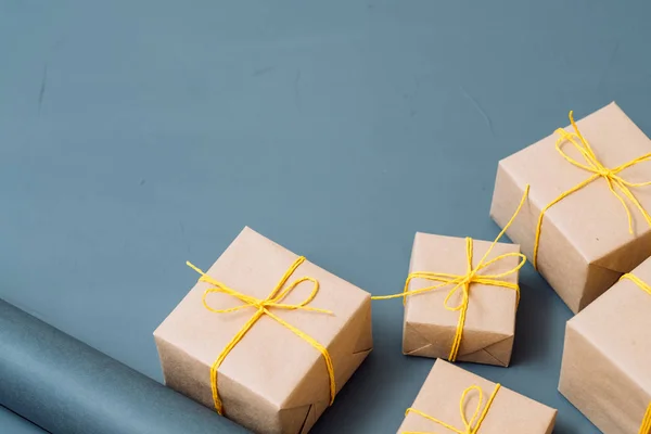 Současné balení Balení krabice vánoční dárek řemesla — Stock fotografie