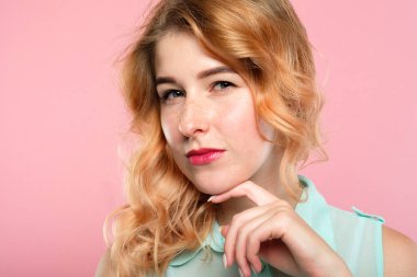 yüz ifadesi şüpheli şüpheci kadın