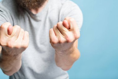 sakallı adam orta incir işareti provokasyon meydan okuma