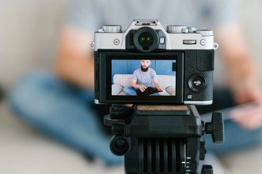 Sosyal medya için içerik oluşturma. sakallı bir adam çekim kamera ekranda kendini video görüntüsü. modern teknoloji ve bloglama ekipman kavramı.