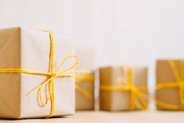 Doğum günü hediyesi zanaat sarı hediye ödül sicim