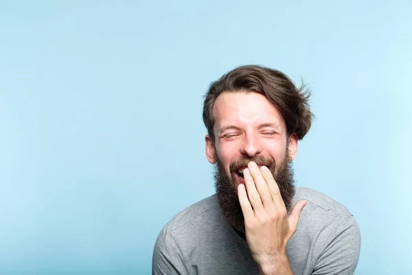 Emotie lol vreugdevolle inmiddels bebaarde man lach — Stockfoto