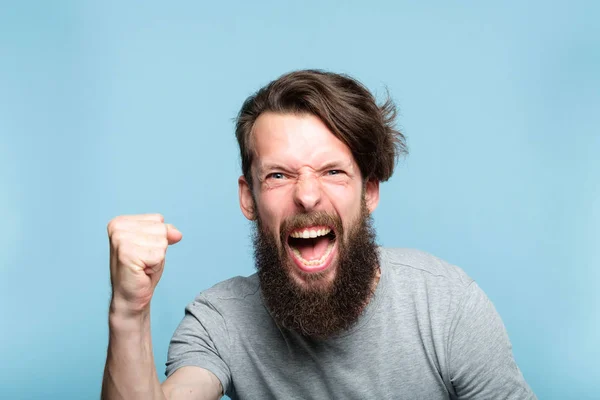 Ja glada framgång glädje skrattande glada mannen win — Stockfoto